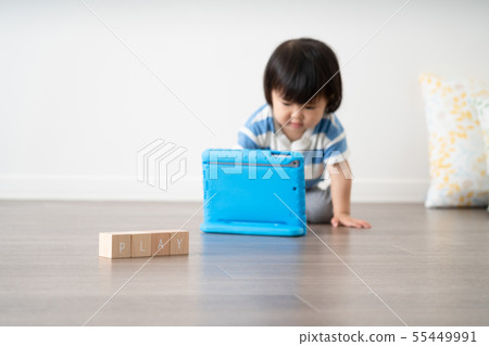孩子在玩平板電腦 孩子在玩平板電腦 55449991