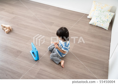 孩子們在平板電腦上觀看視頻 55450004