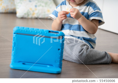 孩子們在平板電腦上觀看視頻 孩子們在平板電腦上觀看視頻 55450006