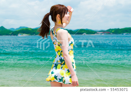 有海的少婦佩帶的泳裝 55453071