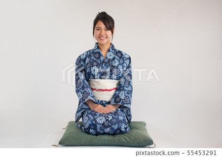 坐直的婦女在yukata 坐直的婦女在yukata 55453291