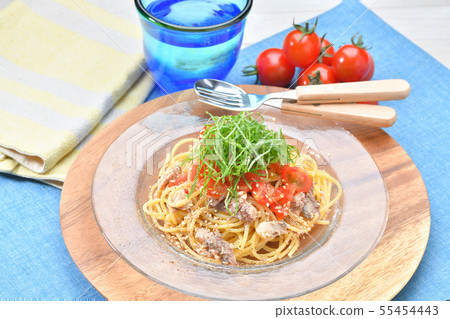 Cold pasta, cold spaghetti, cold Japanese-style pasta, mackerel (bowl) boiled in cans and cherry tomatoes and large leaves summer cold pasta Cold pasta, cold spaghetti, cold Japanese-style pasta, mackerel (bowl) boiled in cans and cherry tomatoes and large leaves summer cold pasta 55454443