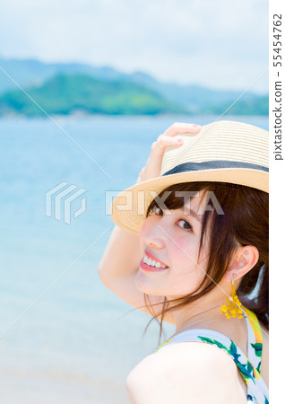 Young woman wearing swimsuit with sea 55454762