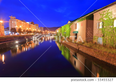 [Hokkaido] Night view of Otaru canal and stone warehouses 55455327