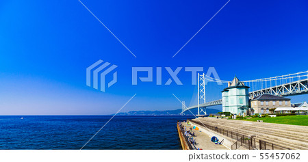 [兵庫縣的風景]明石海峽大橋，連接淡路與神戶在背景中拍攝的湛藍天空，以及變形內閣（Sunbun Memorial Hall） 55457062