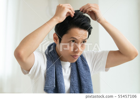 關心頭皮護髮的年輕日本男士 55457106