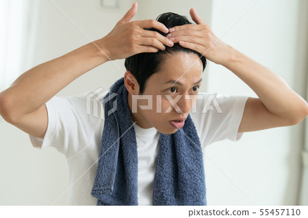 關心頭皮護髮的年輕日本男士 關心頭皮護髮的年輕日本男士 55457110