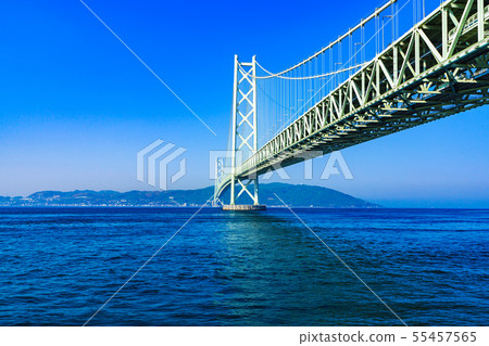 [Scenery of Hyogo Prefecture] Akashi Strait Ohashi Bridge (aka Pearl Bridge) connecting Awaji with Kobe taken with a clear blue sky in the background 55457565