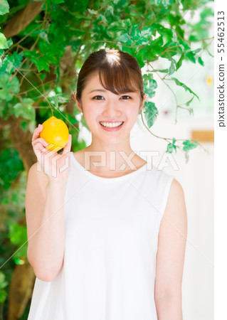 拿著檸檬的少婦 55462513