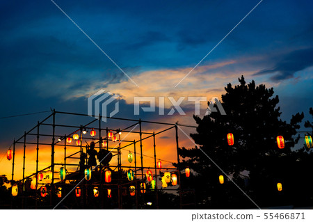 [夏日暮色圖像]盂蘭盆舞節的場景，燈籠的燈光招致懷舊，並在故鄉的邦島度假舉行 55466871