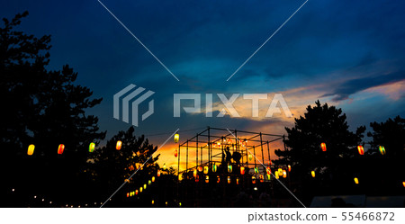 [Summer twilight image] A scene of the Bon Dance Festival, where the light of the lantern invites nostalgia, and is held on the Bon holiday in the oldness 55466872