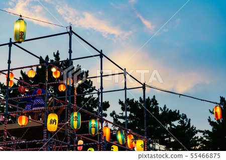 [Summer twilight image] A scene of the Bon Dance Festival, where the light of the lantern invites nostalgia, and is held on the Bon holiday in the oldness 55466875