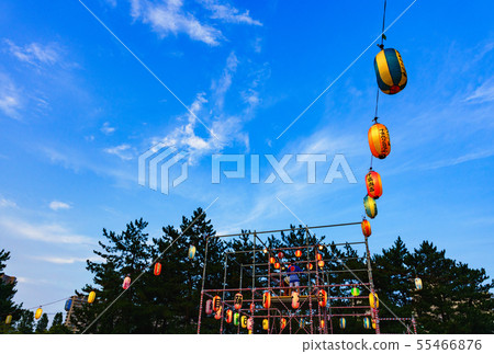 [Summer twilight image] A scene of the Bon Dance Festival, where the light of the lantern invites nostalgia, and is held on the Bon holiday in the oldness 55466876