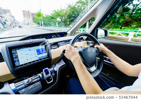 [Traffic image] Scene of a female driver traveling on a general road following legal speed in safe driving (parts cut) 55467044