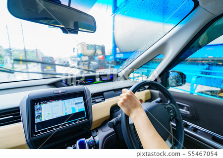 [Traffic image] Scene of a female driver traveling on a general road following legal speed in safe driving (parts cut) 55467054