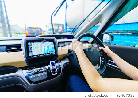 [Traffic image] Scene of a female driver traveling on a general road following legal speed in safe driving (parts cut) 55467055