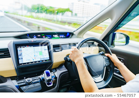 [Traffic image] Scene of a female driver traveling on a general road following legal speed in safe driving (parts cut) 55467057