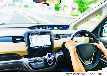 [交通圖像]在安全駕駛中遵循合法速度在一般道路上行駛的女司機的場景（零件切割） 55467060