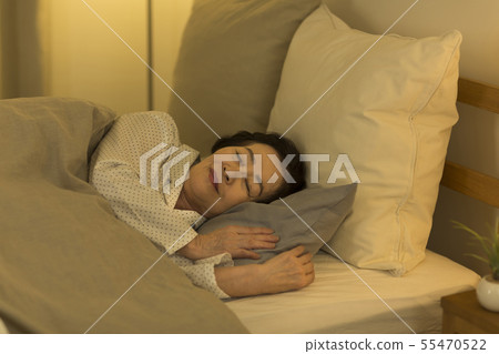 Senior women 55470522