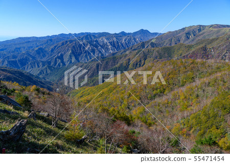 從登山的山路上看到的海泉山。 55471454