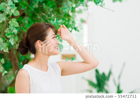 Sunshine and young woman Sunshine and young woman 55472711