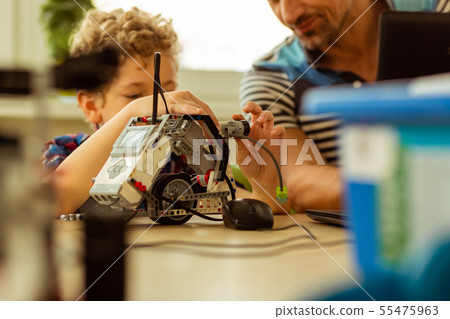 Selective focus of a robot being constructed 55475963