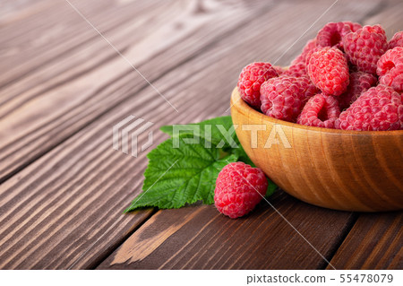 raspberries in bowl 55478079