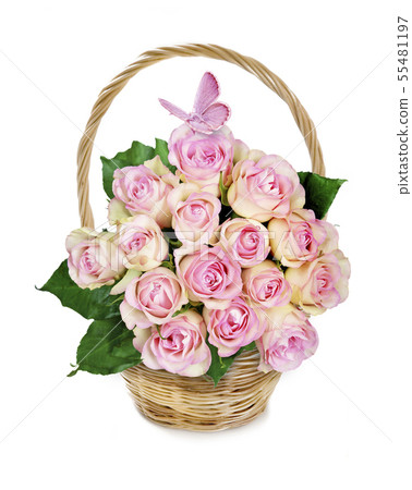 Basket with bouquet of pink roses 55481197
