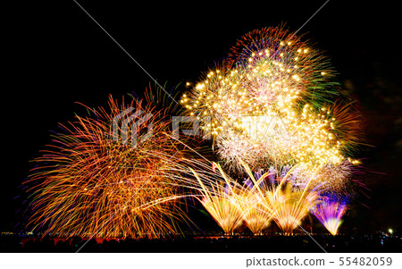 [Summer Features of Japan's Summer] Star Mine (Makuhari Beach Fireworks Festa), which rises in the night sky against the back lights of central Tokyo 55482059