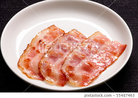 烤培根(切片)。 烤培根(切片)。 55487463