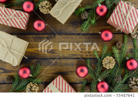 Christmas decorations, gift box, pine cones. 55487641