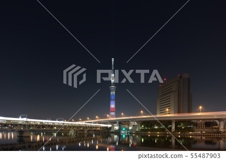 Skytree和skytree線的特殊照明在美利堅合眾國國旗的形象和資本高度的光跡 55487903