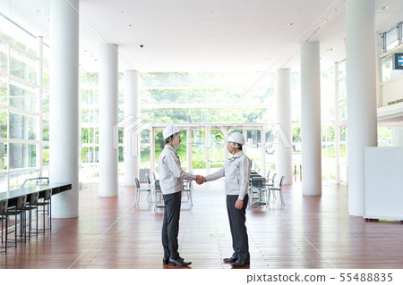 Businessman, helmet, work clothes, shaking hands 55488835