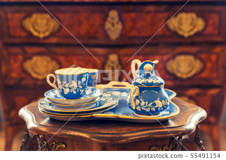 Set of ancient tableware on wooden table in museum Set of ancient tableware on wooden table in museum 55491154
