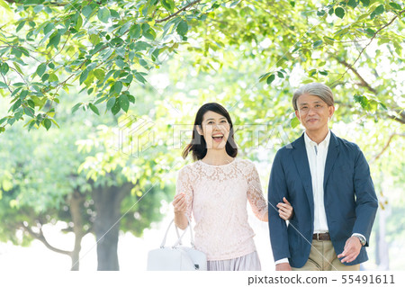 中間夫婦旅行新的綠色夫婦圖像 55491611