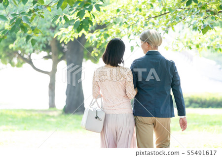中間夫婦旅行新的綠色夫婦圖像 55491617