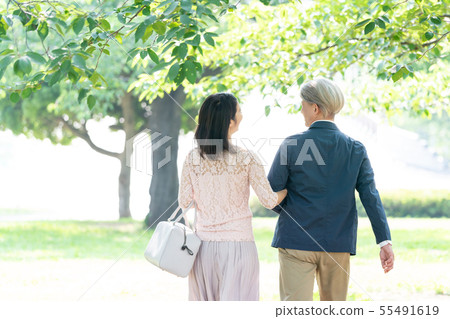 中間夫婦旅行新的綠色夫婦圖像 55491619