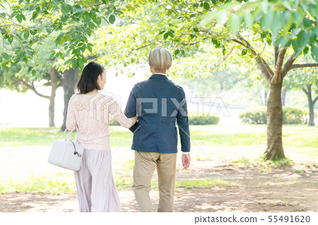 中間夫婦旅行新的綠色夫婦圖像 55491620