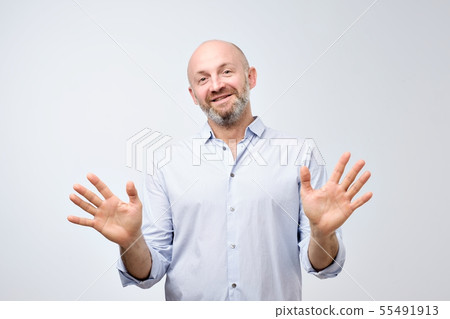 Friendly guy in white casual shirt   55491913