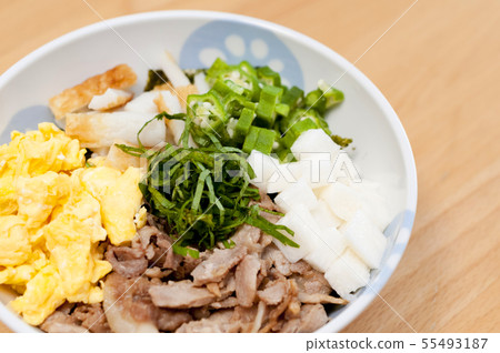 簡易飯碗（冰箱裡放的食物和炒飯） 55493187