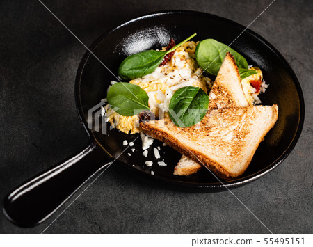 scrambled eggs with toasts 55495151