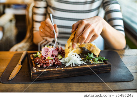 beef tartare with salad 55495242
