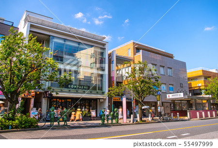 東京都市風景在日本東急火車站櫻花新町站（西口）等（父母子女） 55497999