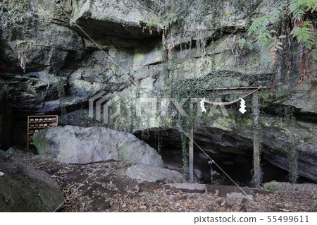 一個突襲的洞 一個突襲的洞 55499611