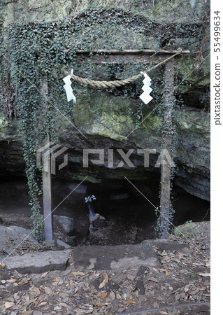 A hole of a raid A hole of a raid 55499634