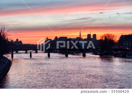 Sunrise over ile de la Cite in winter - Paris 55500429