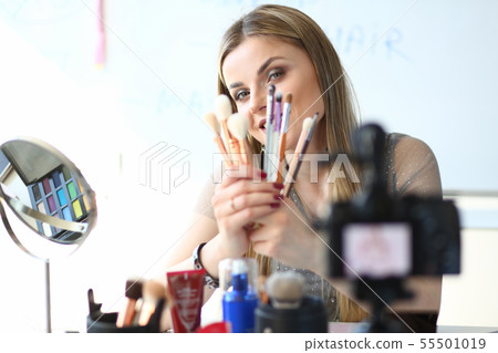 Female Vlogger Present Cosmetic Tools for Vlog Female Vlogger Present Cosmetic Tools for Vlog 55501019