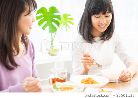 吃飯的父母 55501135