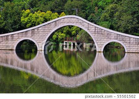 倒影拱橋位於新竹,台灣 倒影拱橋位於新竹,台灣 55501502