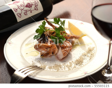 用鹽烤的鵪鶉 用鹽烤的鵪鶉 55503115